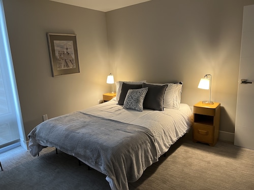 3 Bedroom Luxury Condo with Gorgeous River and River Lights View