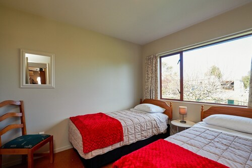 Spacious 2 Bedroom Cottage with Awesome Mountain View