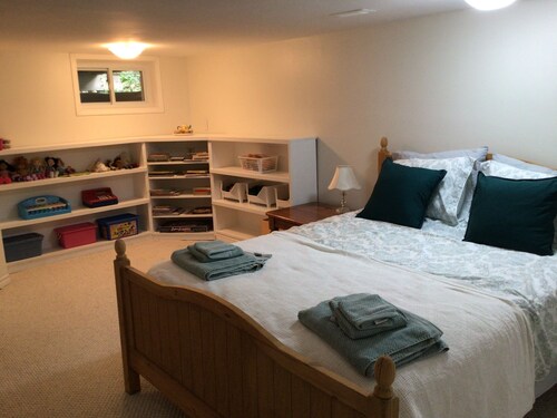 Cosy 4 bedroom home close to beaches, skiing, golf, Georgian Bay, Bruce Trail.
