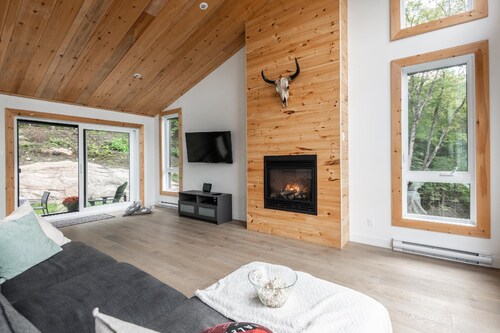 Chalet L'Exode was built in 2020 on 2 floors and can accommodate 10 people