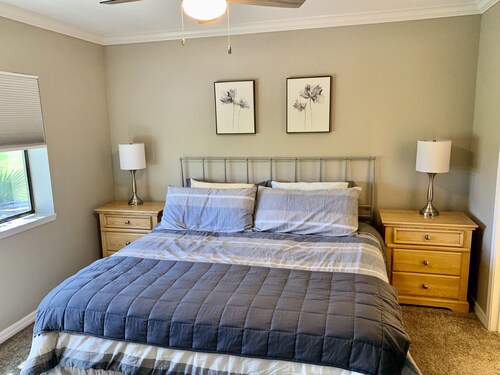 Relaxing 2bed/2bath condo with pool and free gated boat parking