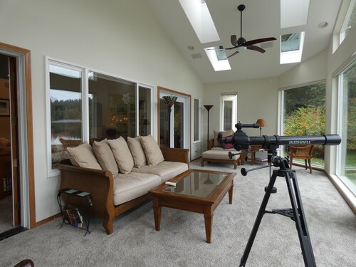 Lovely Lake Crabapple Lakefront Home