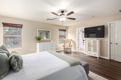 Spacious 4-Bedroom House with Community Pool