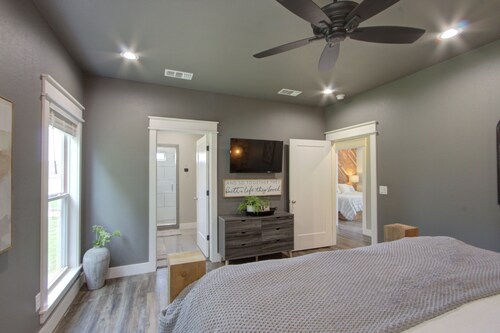 Come Relax w/Family or Friends on the Caddo River in the River Time Cabin