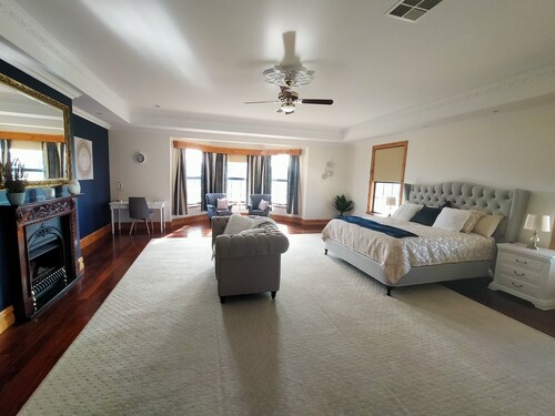 Farm View Manor is a hosted bed and breakfast with a touch of luxury.