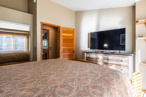 Charming Townhouse with Two Balconies, Hot Tub Access and Mountain Views