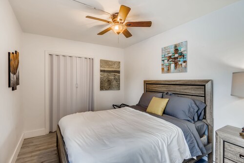 Welcome to Paradise! Gorgeous 2 BR ~~ Steps from the Beach
