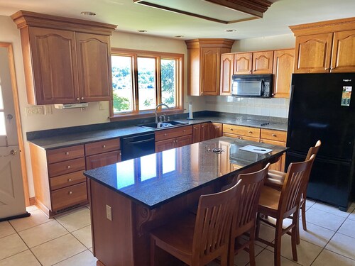 Spacious 5 bedroom on the river