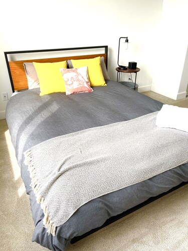 Zen Comfy/Cozy place in the heart of Kitsilano-Amazing location.