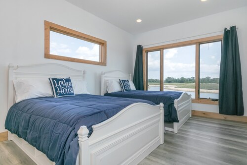 Walk out to your own sandy beach and small lake! Minutes from Castle Rock Lake!