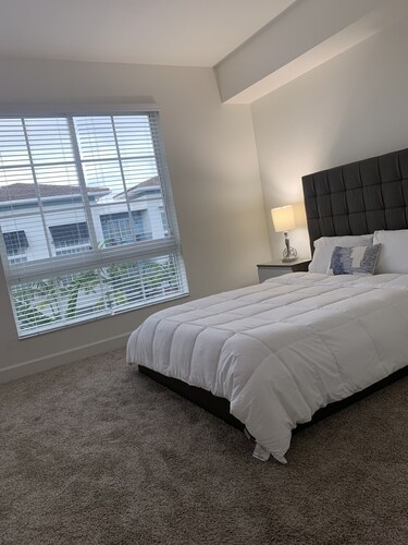 FULLY FURNISHED LUXURIOUS 2/2 LOCATED 5 MINS FROM AVENTURA MALL AND BEACH