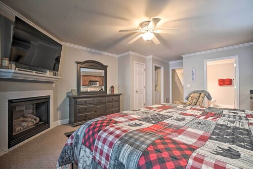NEW! Updated Riverfront Helen Townhome w/ Hot Tub