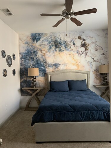 Luxury 2/2, sleeps 6, queen beds, Free parking , free wifi, pool and gym