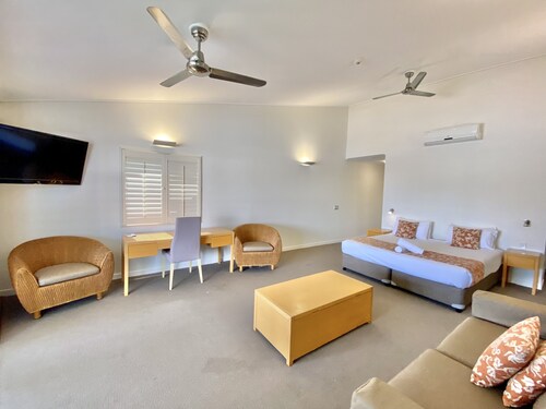 ROMANTIC STUDIO APARTMENT – COURAN COVE - THE PERFECT ISLAND ESCAPE AWAITS YOU