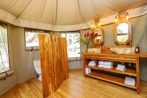 WAVEFRONT TEAK GLAMPING PARADISE