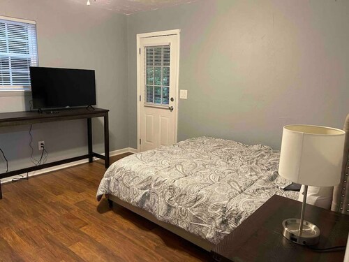 Remodeled cottage close to Springs and Gainesville