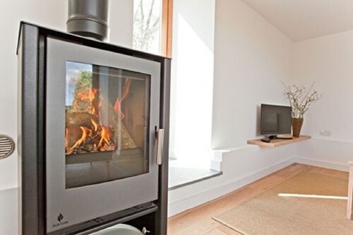Ty Lloi at Brimaston - high quality contemporary barn (dog-friendly)