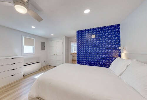 Adorable Coastal Gem w/ Free WiFi & a Full Kitchen - Walk to Downtown Shops!