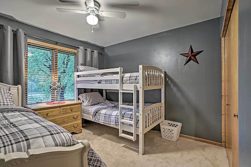 NEW! Spacious Apple Valley Abode - 20 Mi to Dtwn