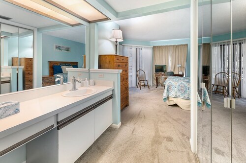 Beautiful 2 bedroom 2 bath condo in Sea Palms West