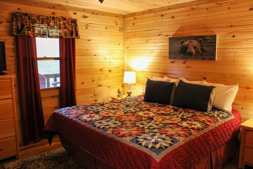 New to VRBO! Relax at Lazy Dayz Cabin a mile from Lake Cumberland with Hot Tub!
