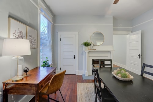 Entire Unit - Stunningly Spacious Midtown Getaway with Free designated parking