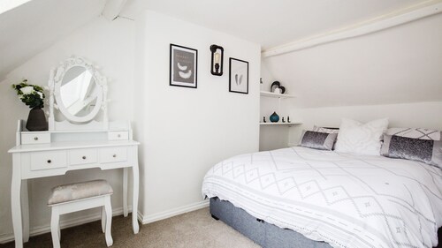 Hillside Cottage, Tetbury - sleeps 5 guests in 3 bedrooms