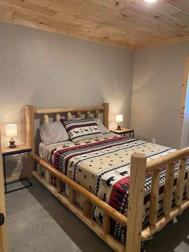 Newer 2 bedroom with loft cabin in the woods