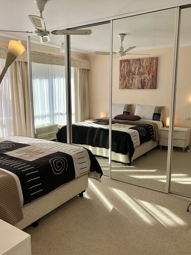 House with ocean view/Bluff - short distance from beach and restaurants/cafes