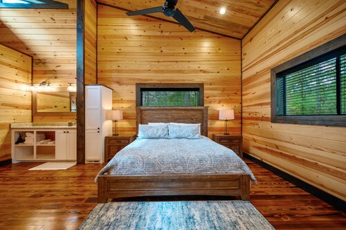 Beautiful 2 bedroom king suite cabin tucked away in McCurtain County Wilderness!