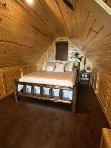Treehouse/cabin with an amazing view of Mount Magazine