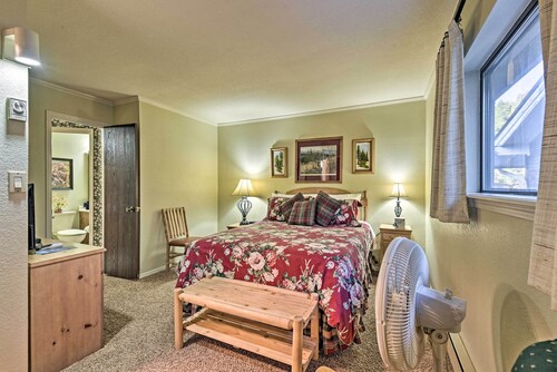 NEW! Red River Townhome with Balcony & Mtn Views!