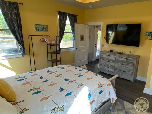 Hummingbird Hideaway with Hot Tub