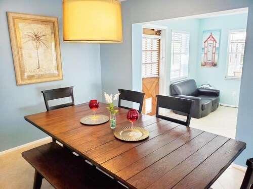 Robby's Roost - Charming 3 Bed / 2 Bath Fort Myers Vacation Villa