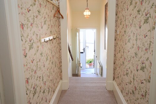 Kimberley Apartment, shore front location, enclosed garden, pet friendly