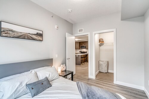 CHIC 1 BED {Sparkling Clean} U/G PARKING MIN TO DT