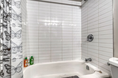 COZY 1 BED Very Clean! w/Fireplace {Walk Score 90}