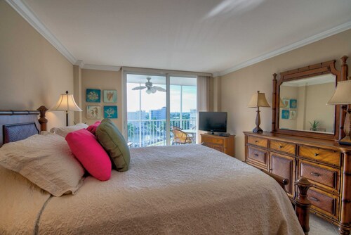 Penthouse Level - 8th Floor Condo -Walk to Vanderbilt Beach and the Ritz!