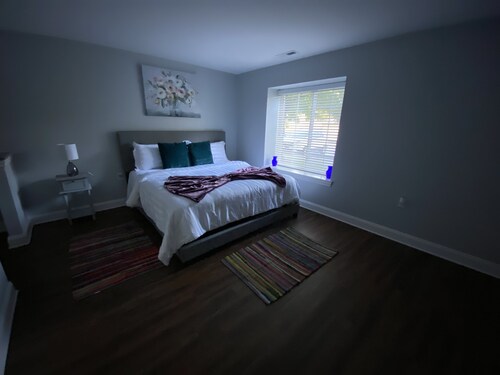 Cozy Oasis with King bed / Close to Great Lakes outlet