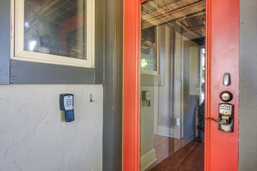 Arts and Crafts 3 bedroom/2 bath apartment (2nd floor)