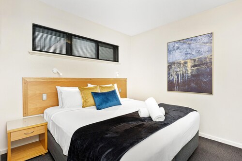 108 Simply Great Views & Location - sleeps 2