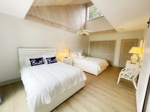 New! Large, Pet Friendly Townhome Overlooking Sea Palms Golf Course