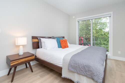 Coffee with a view, brand new one bedroom at Sooke Harbour