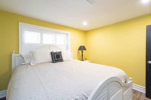 Beautiful and Modern Two Bedroom Home / Walking Distance to Beach