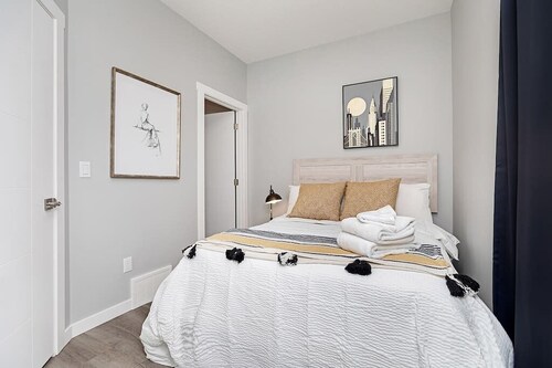 This duplex is a 5 bedroom(s), 4 bathrooms, located in Edmonton, AB.