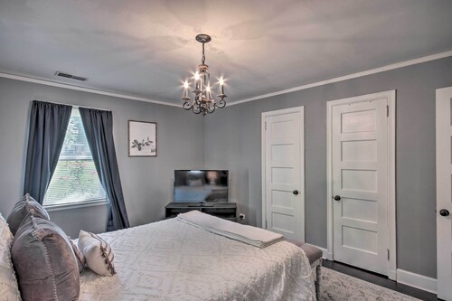 NEW! Luxe Cottage w/ Fire Pit < 4 Mi to Olde Towne