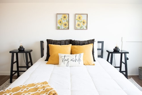 Wide Open Spaces and Views! 3bdr Farmhouse Loft