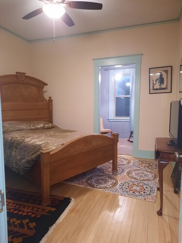 2 bedroom 1 bath beautiful period home
