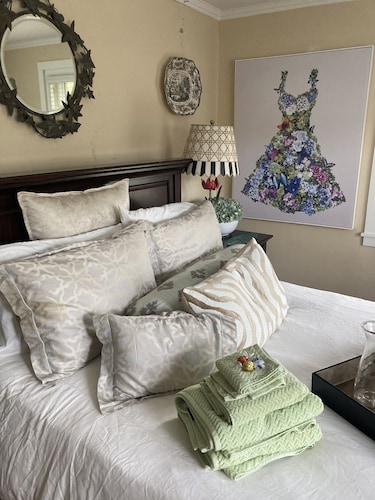 Cheerful cottage style home with room rental