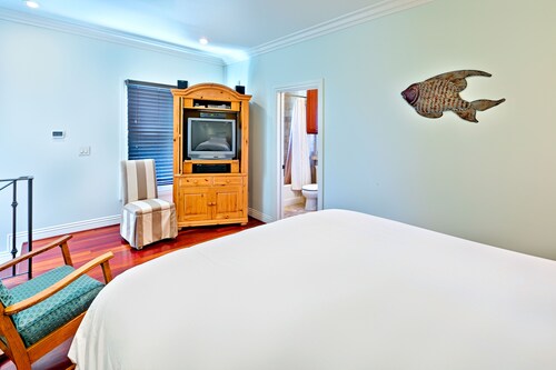 Luxury in Belmont Shores, 3 Decks, Incredible Ocean Views + Location